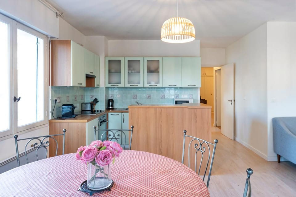 Property building, Kitchen or kitchenette, Living room