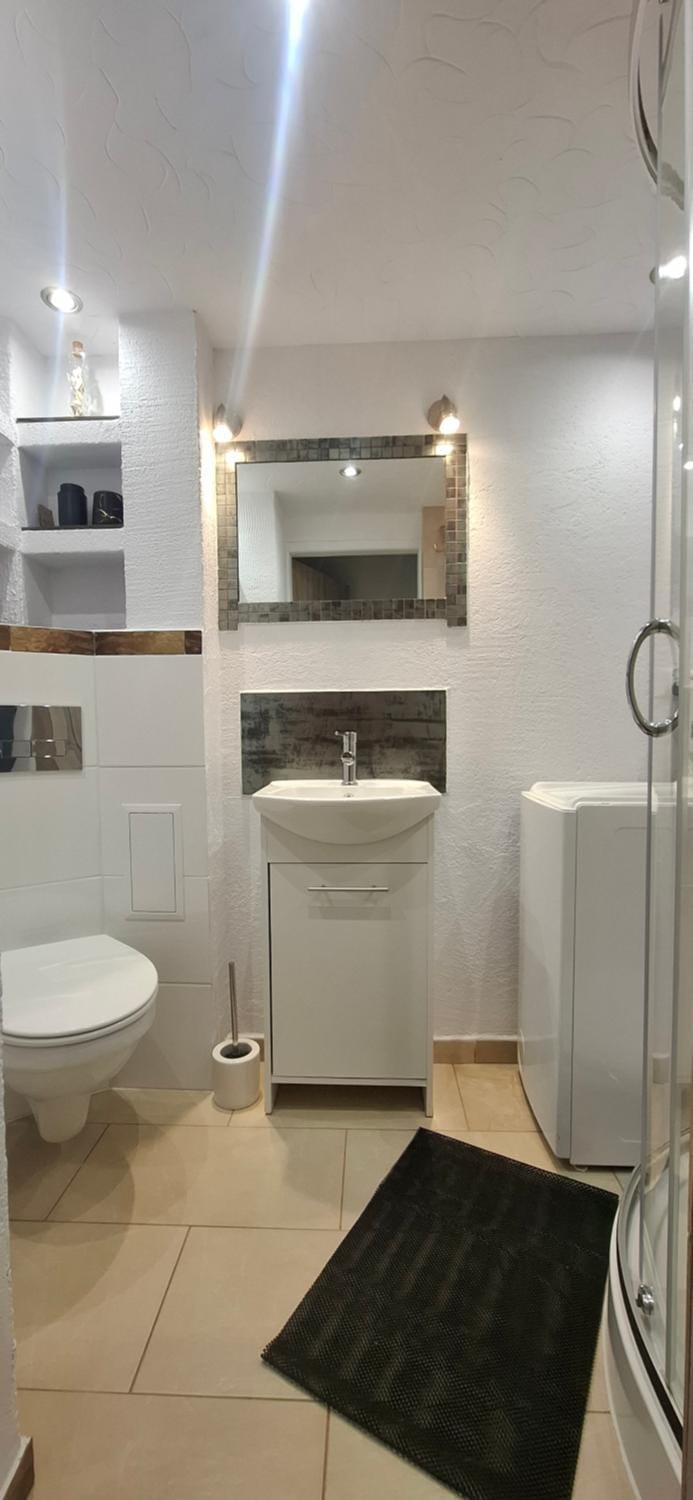 Shower, Toilet, Bathroom, towels