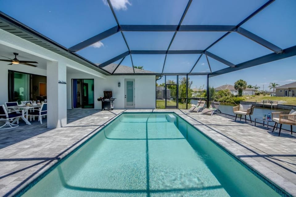 CoralVilla Breeze - new villa with pool, office House in Cape Coral