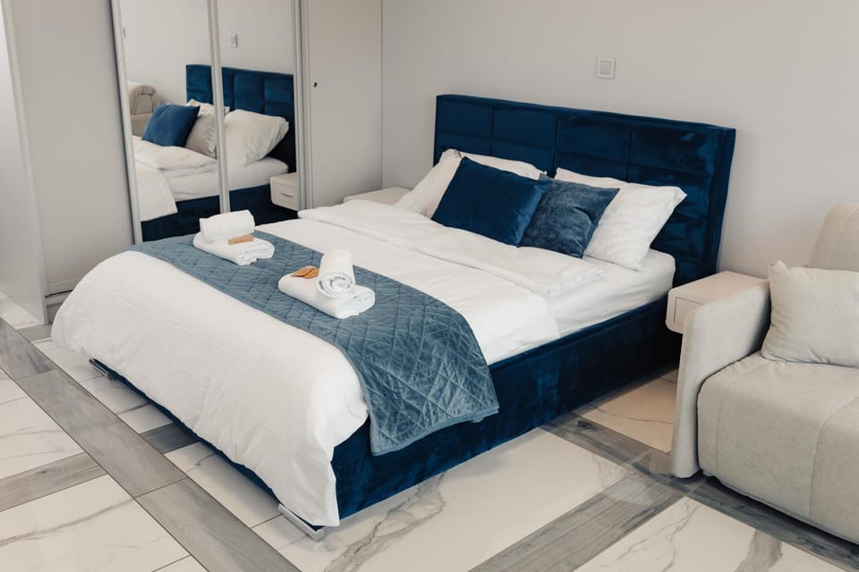 Bed, Photo of the whole room, Bedroom, towels