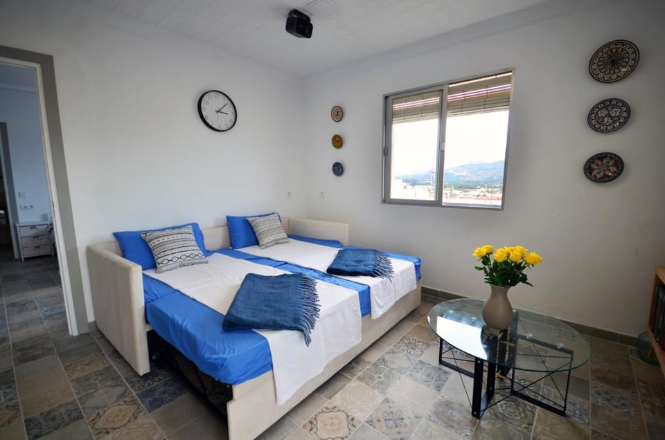 Bed, Natural landscape, TV and multimedia, Living room, City view, Landmark view, Sea view, Street view