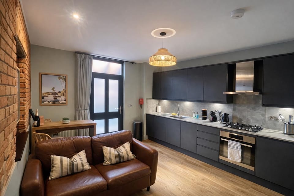 Beach Retreat, Stylish 1-Bed in Canford Cliffs Apartment in Poole