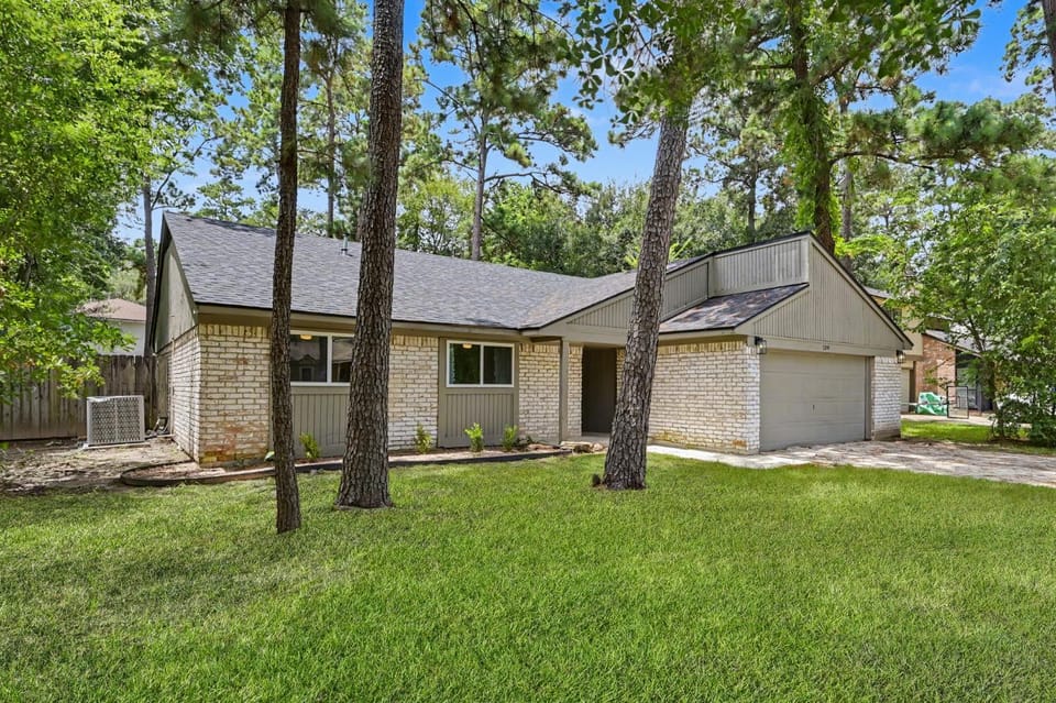 Heart of The Woodlands Getaway Pet Friendly House in The Woodlands