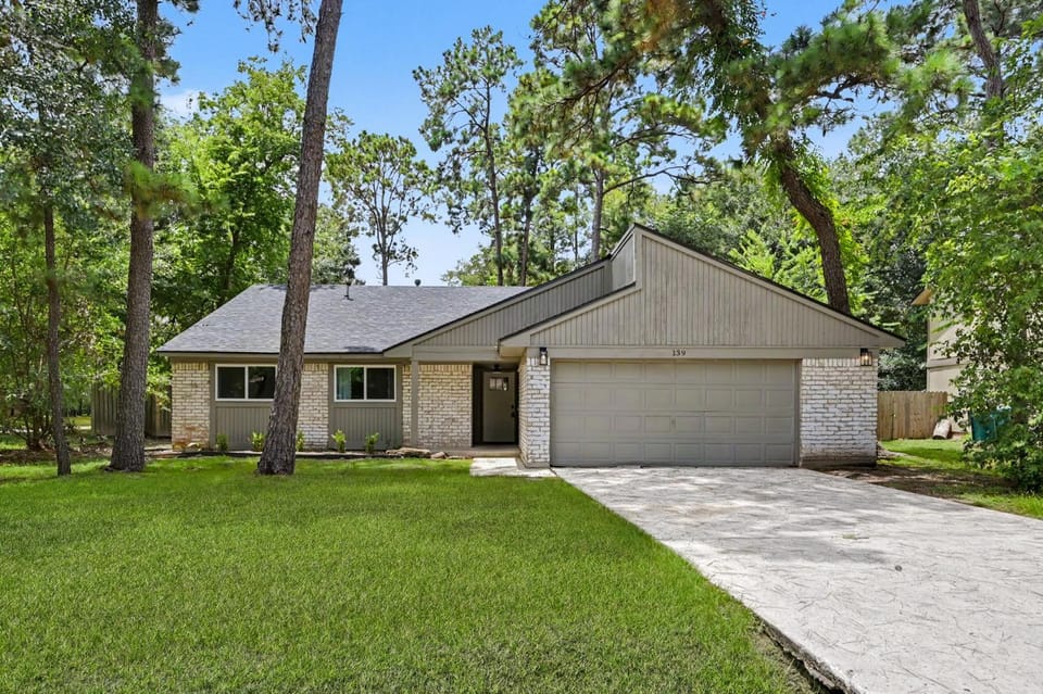 Heart of The Woodlands Getaway Pet Friendly House in The Woodlands