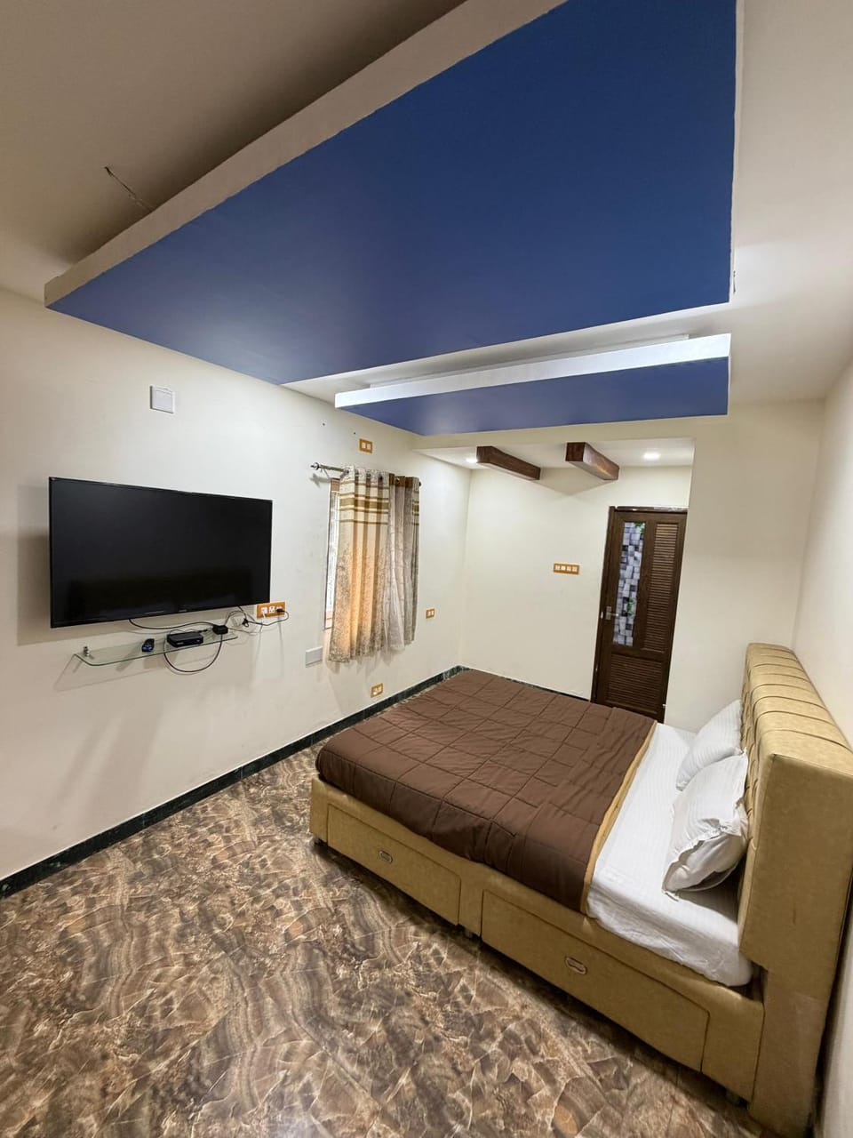 TV and multimedia, Photo of the whole room, wardrobe