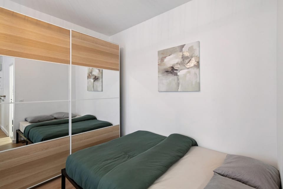Paris Studio near Eiffel Tower - Metro 6, 8, 12 Apartment in Paris