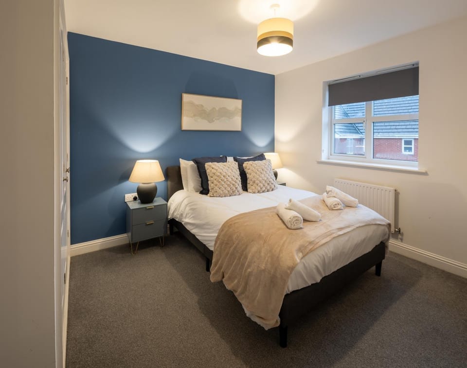 Bed, Photo of the whole room, Bedroom, towels