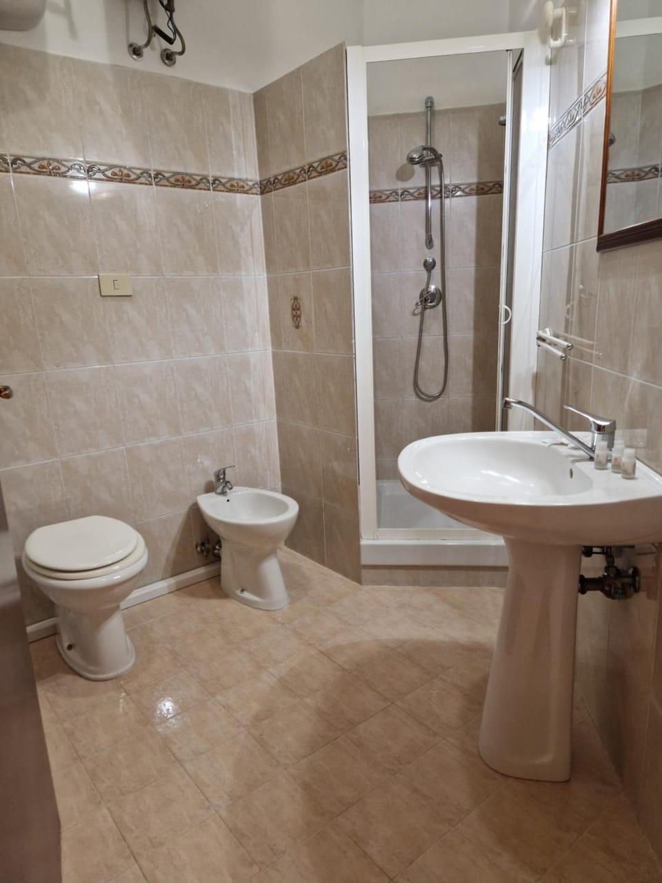 Shower, Toilet, Bathroom, bidet, towels