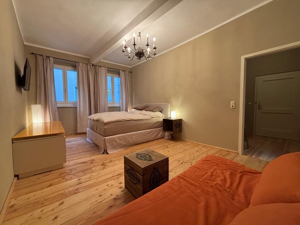 Bed, TV and multimedia, Living room, Photo of the whole room, Seating area, Bedroom