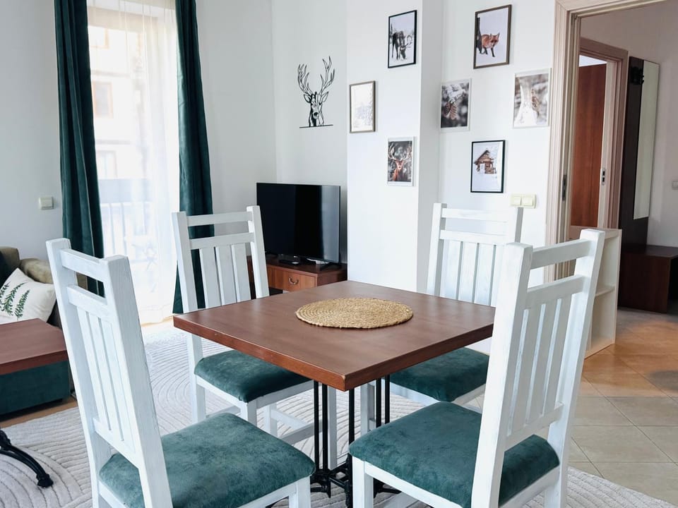 TV and multimedia, Living room, Seating area, Dining area