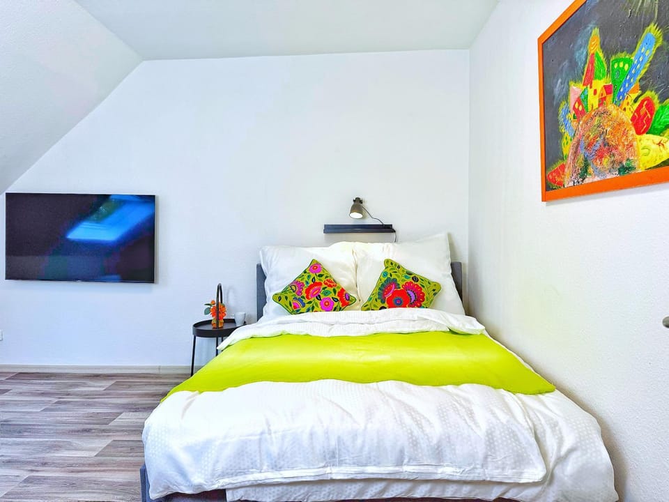 Bed, TV and multimedia, Photo of the whole room, Decorative detail