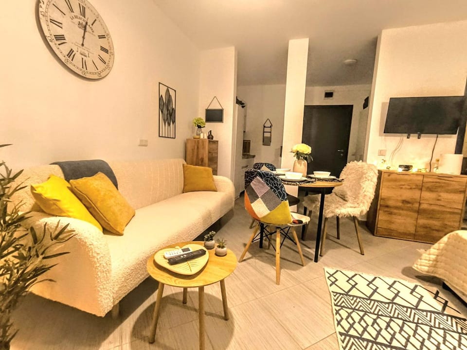 Communal lounge/ TV room, TV and multimedia, Living room, Seating area, Dining area