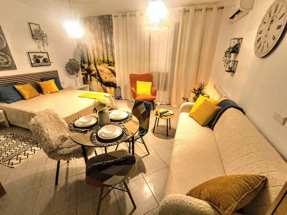 Bed, Living room, Photo of the whole room, Seating area, Dining area, Bedroom