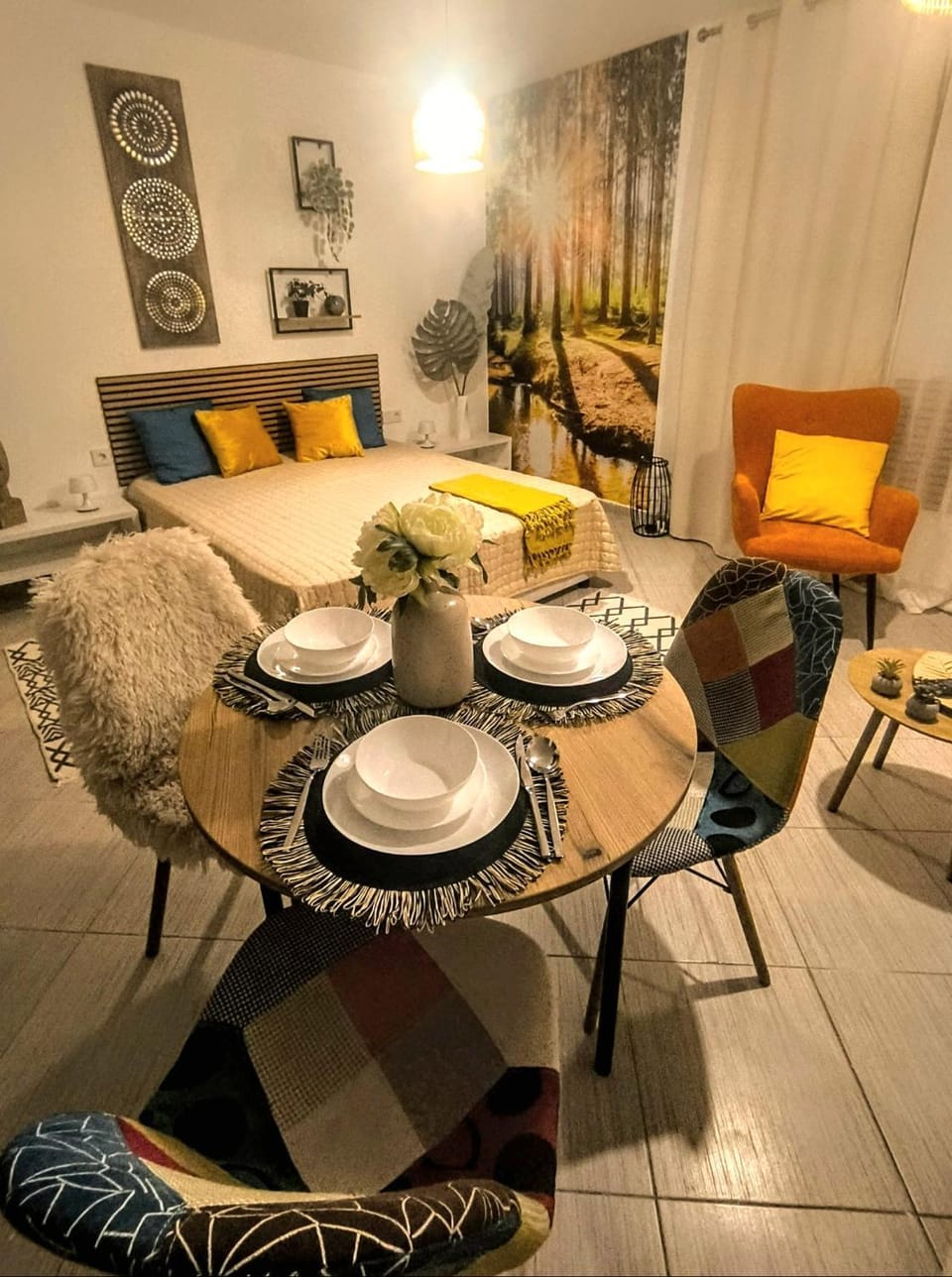 Bed, Living room, Seating area, Dining area, Bedroom, Food