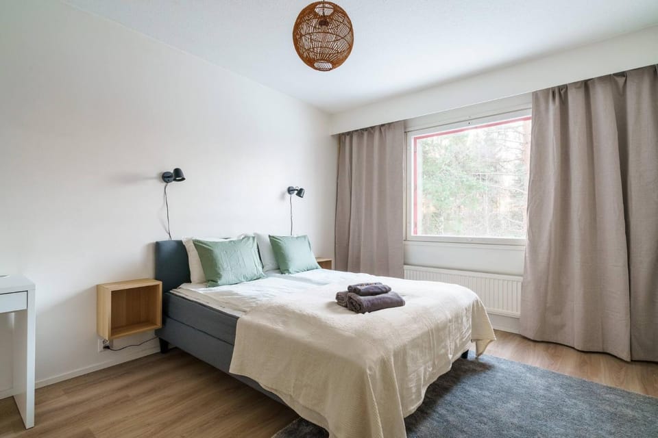 Bed, Bedroom, towels