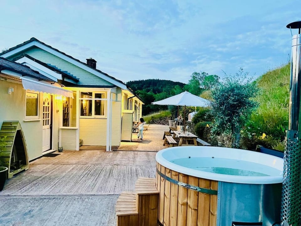 Property building, Patio, Garden, Hot Tub, Garden view
