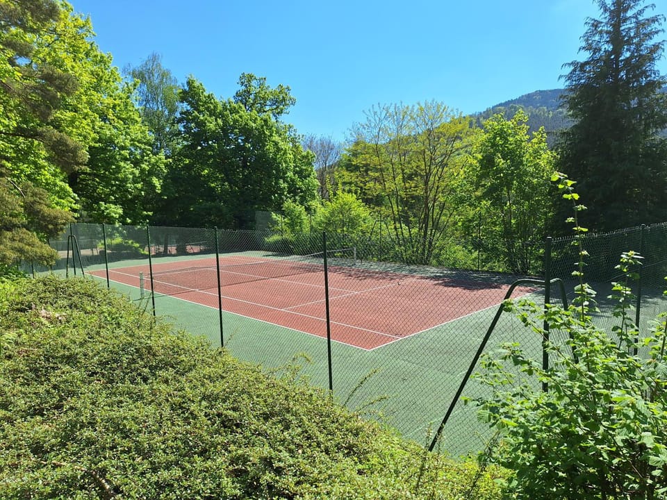 Day, Tennis court