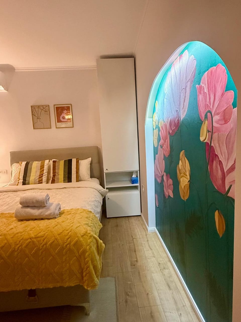 Bed, Photo of the whole room, Bedroom