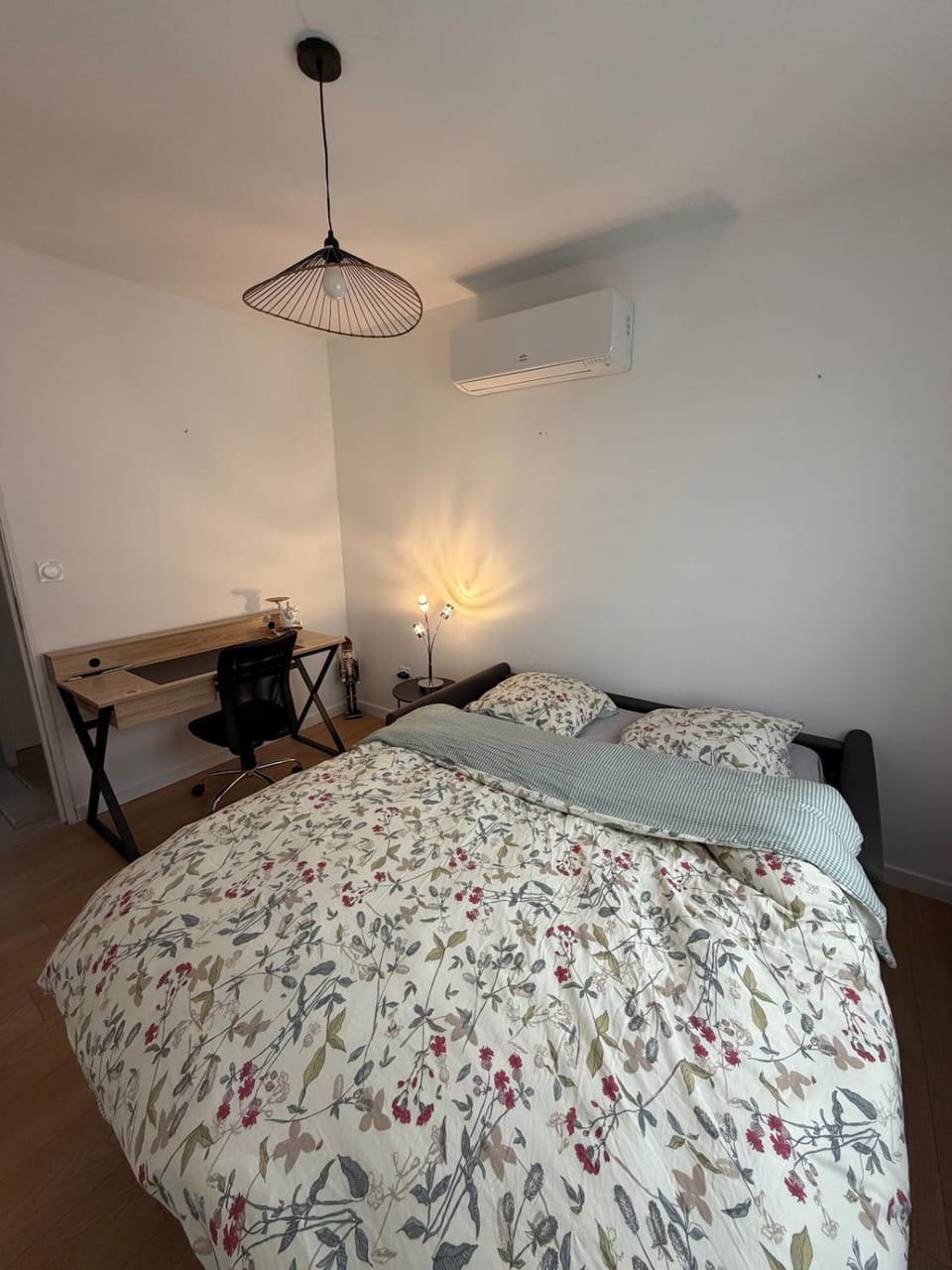 Bed, Photo of the whole room, Bedroom