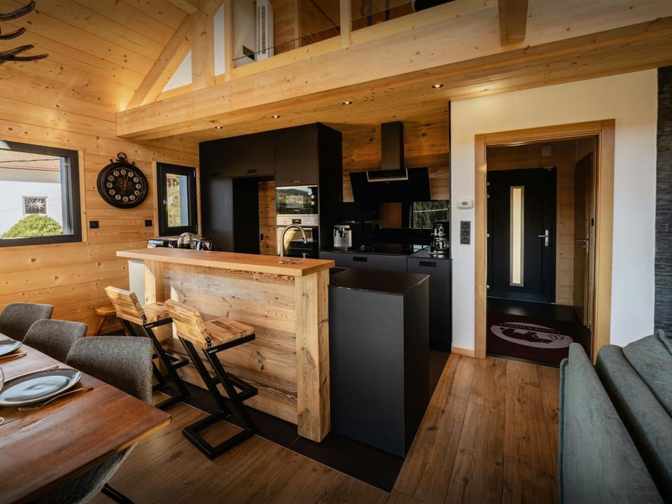 Kitchen or kitchenette, Dining area