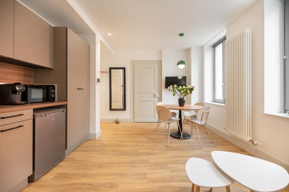 Kitchen or kitchenette, Dining area, stove