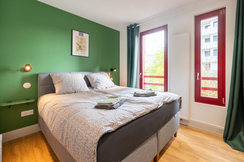 Bed, Photo of the whole room, Bedroom, towels