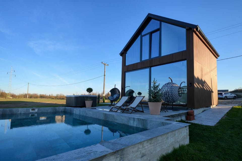 Property building, Patio, Garden, Hot Tub, Pool view, Swimming pool, Swimming pool