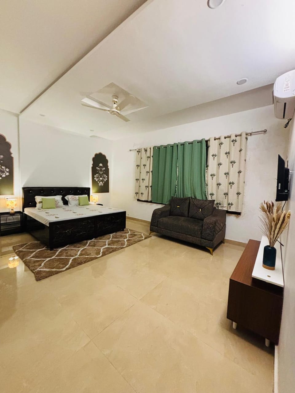 Bed, TV and multimedia, Bedroom