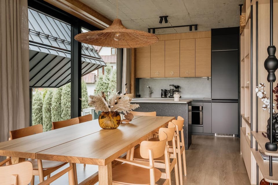 Kitchen or kitchenette, Dining area