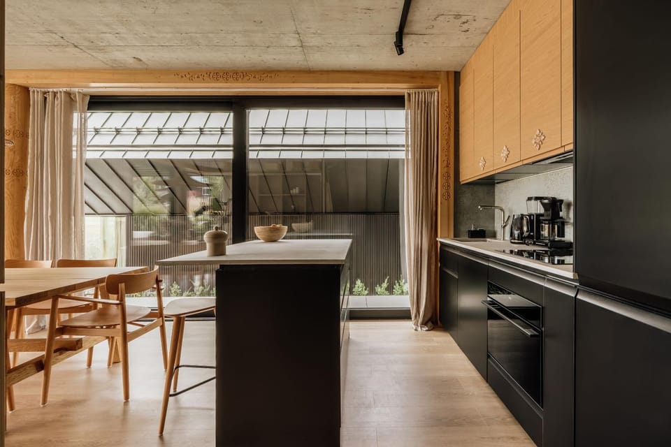 Kitchen or kitchenette, Dining area