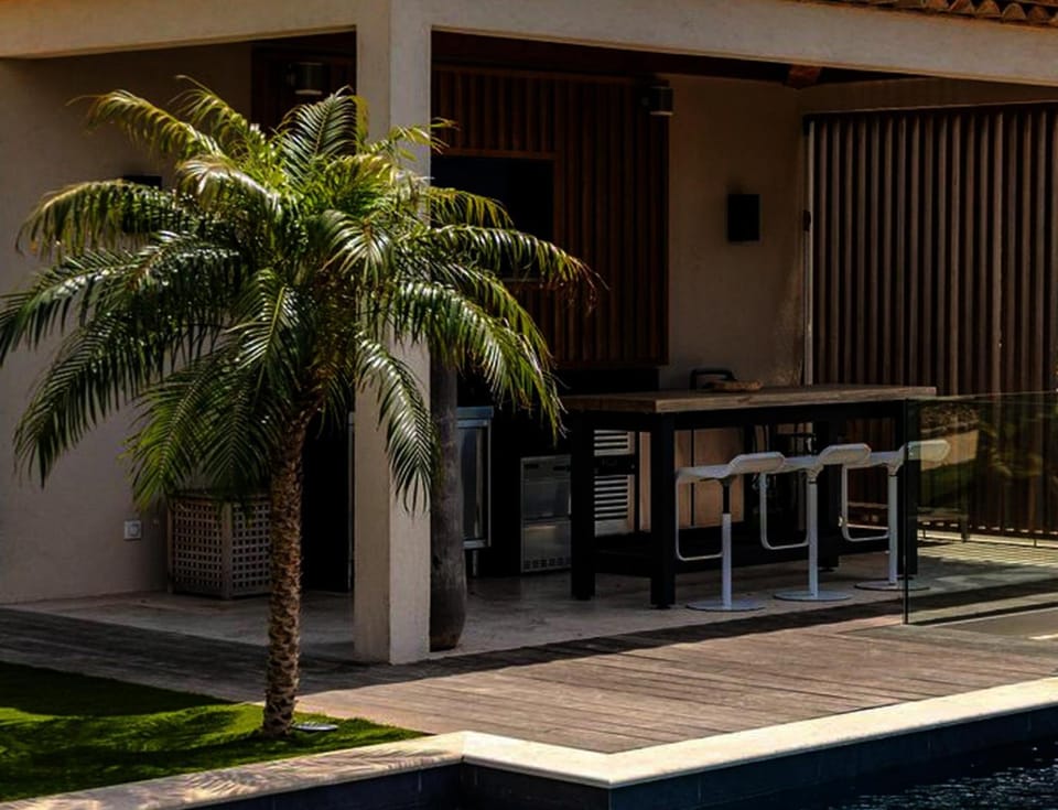 Day, Dining area