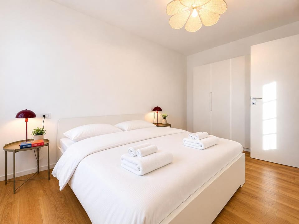 Bed, Photo of the whole room, Bedroom, internet, wardrobe, wedding, air conditioner