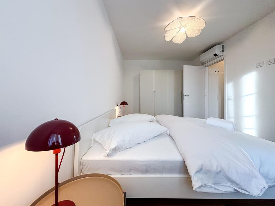 Bed, Photo of the whole room, Bedroom, wardrobe, air conditioner