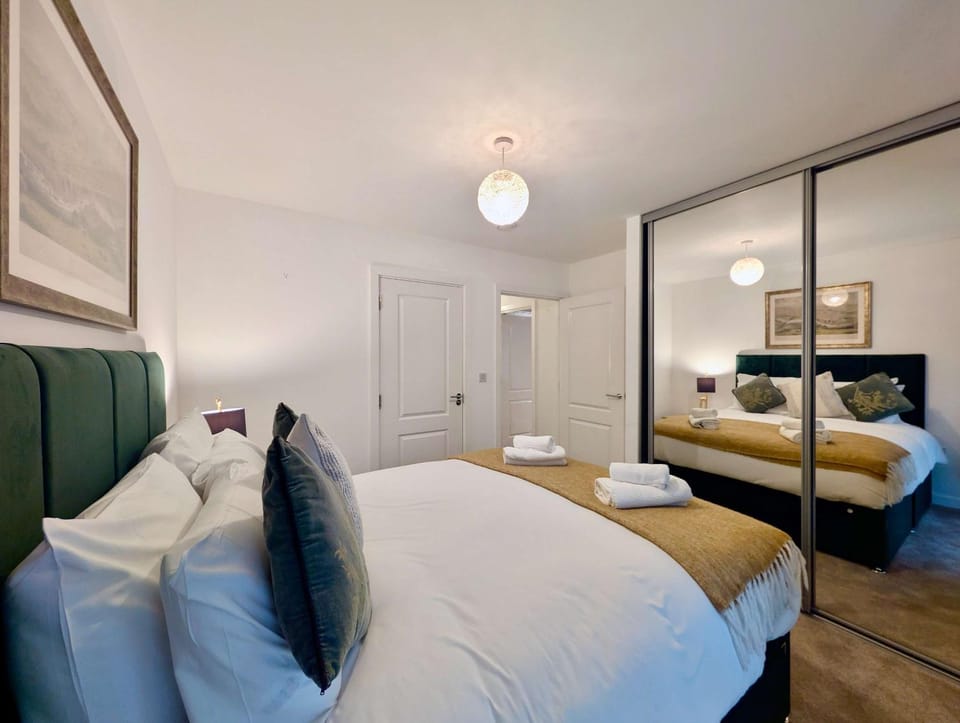 Bed, Photo of the whole room, Bedroom, towels