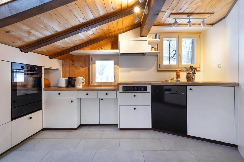 Coffee/tea facilities, Kitchen or kitchenette, dishwasher, oven, stove, toaster