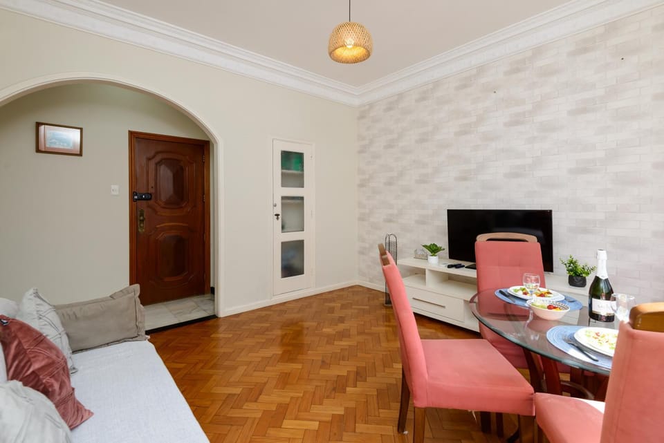 TV and multimedia, Living room, Food and drinks, Seating area, Dining area