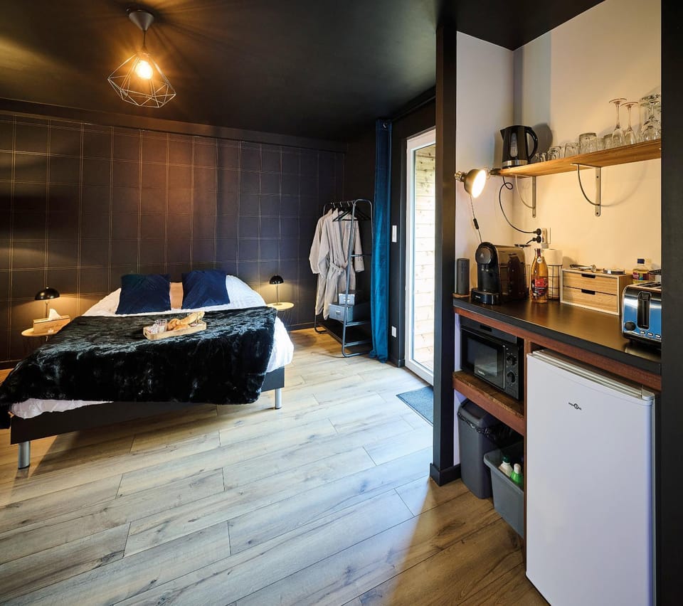 Bed, Coffee/tea facilities, Kitchen or kitchenette, Photo of the whole room, Dining area, Bedroom