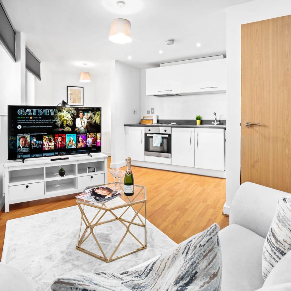 TV and multimedia, Kitchen or kitchenette, Living room, Seating area, stove, toaster