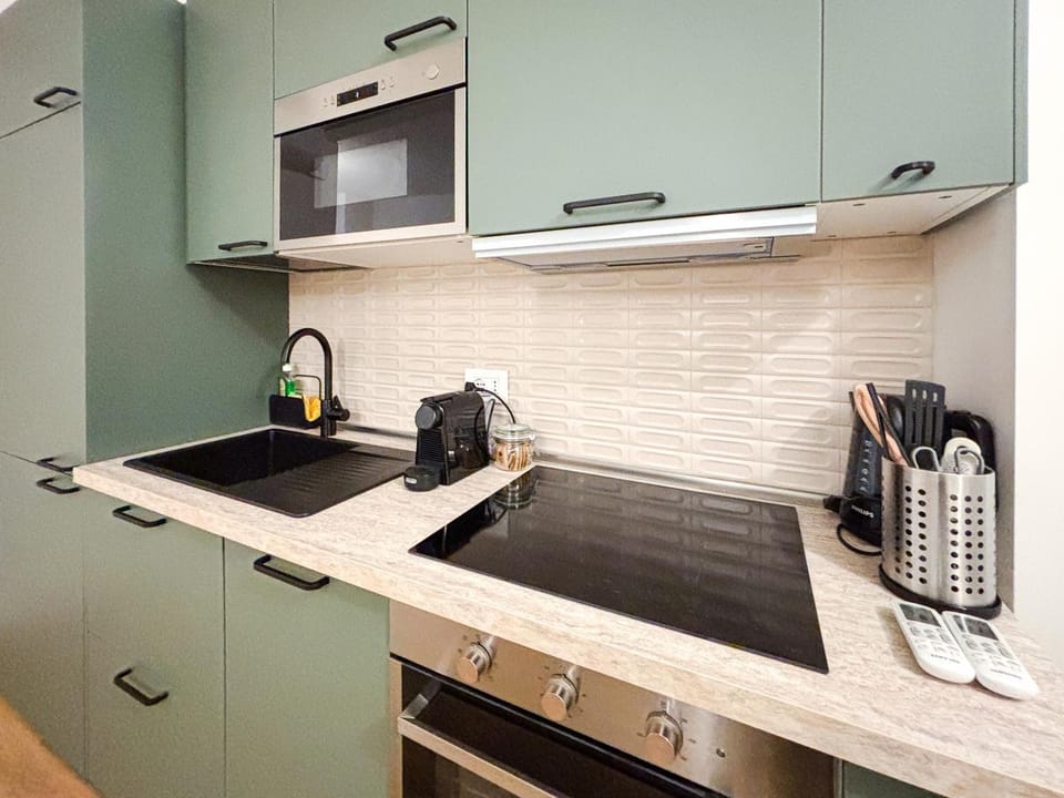 Coffee/tea facilities, Kitchen or kitchenette, dishwasher, oven, stove