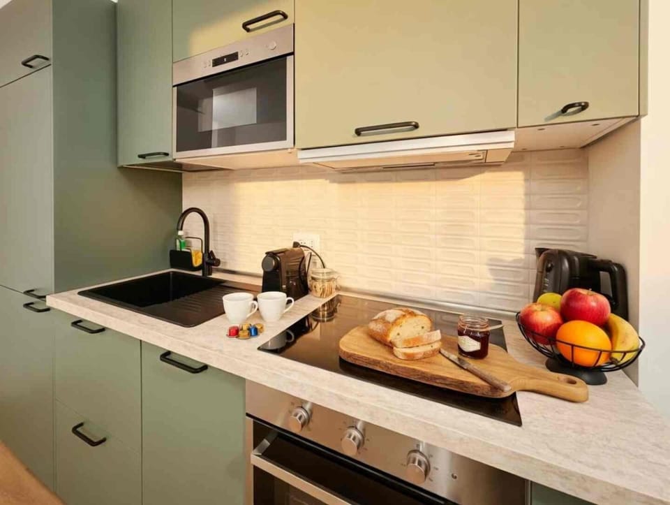 Coffee/tea facilities, Kitchen or kitchenette, Dining area, Breakfast, microwave, oven, stove, kitchen