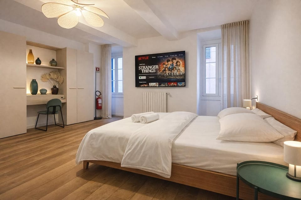 Bed, TV and multimedia, Photo of the whole room, Bedroom, towels, wardrobe