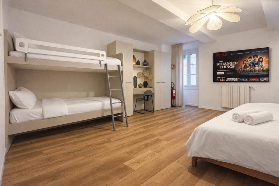 Bed, TV and multimedia, Photo of the whole room, Bedroom, bunk bed, towels, wardrobe