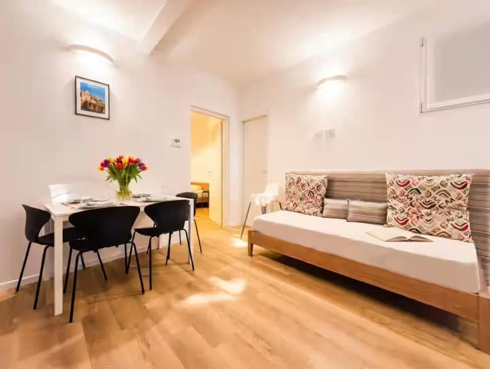 Living room, Seating area, Dining area, Lunch, air conditioner