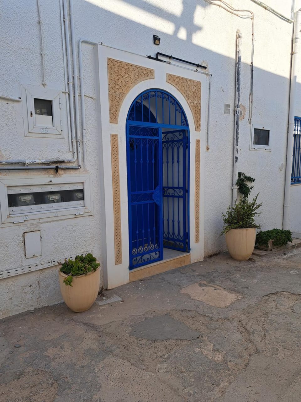 Property building, Facade/entrance, Day