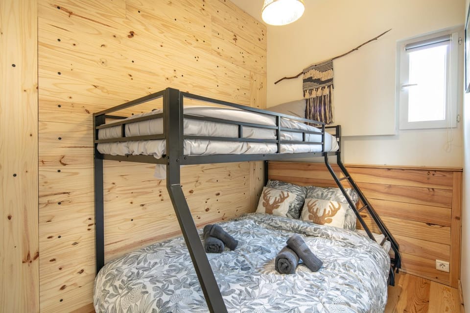 Bedroom, bunk bed