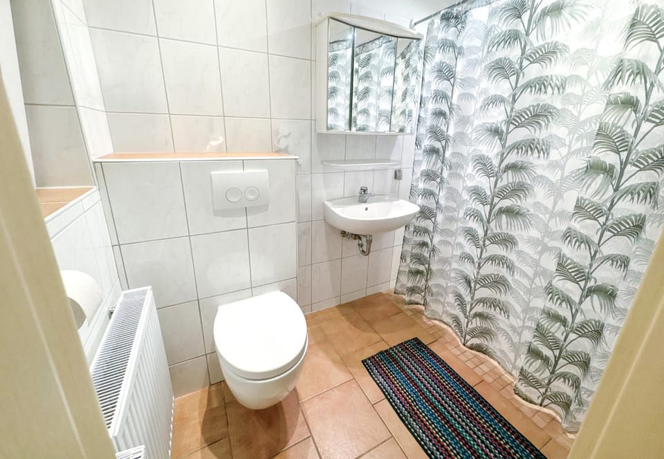 Shower, Toilet, Bathroom, towels