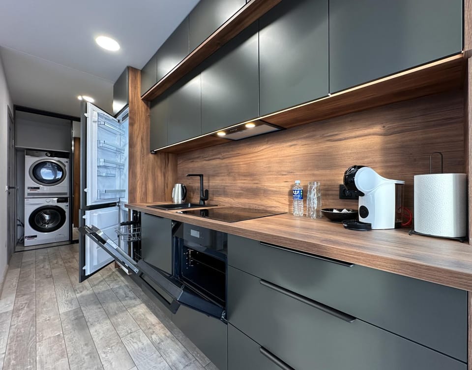 Coffee/tea facilities, dishwasher, microwave, oven, stove, washing machine, dryer, kitchen