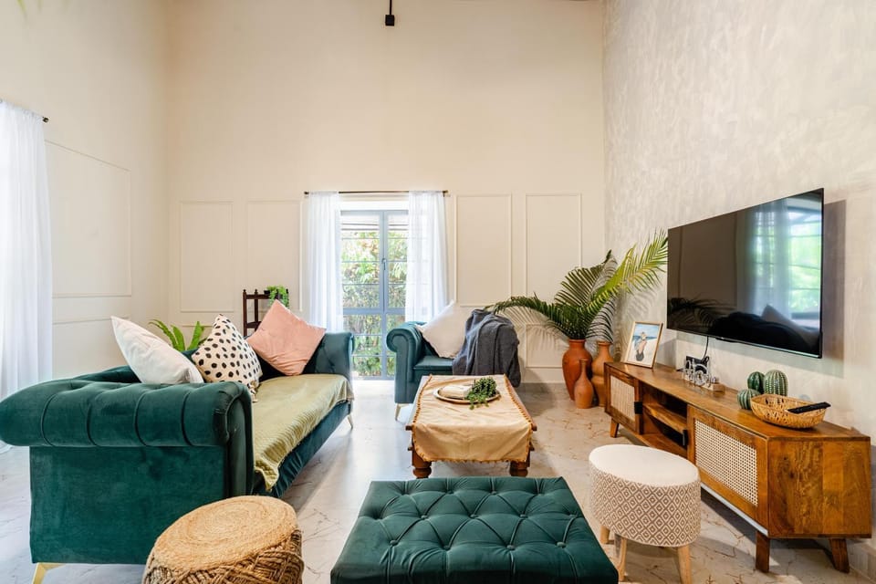 Communal lounge/ TV room, Living room, Seating area, Evening entertainment