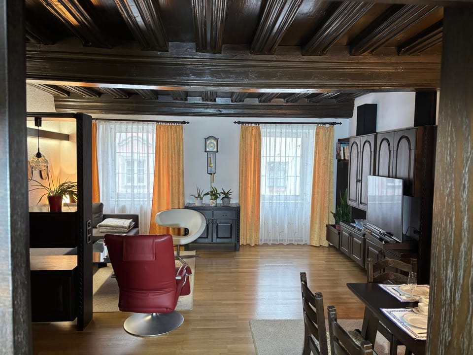 TV and multimedia, Living room, Seating area, Dining area