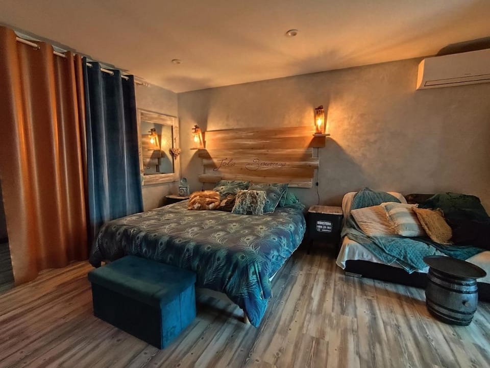 Bed, Photo of the whole room, Bedroom, air conditioner